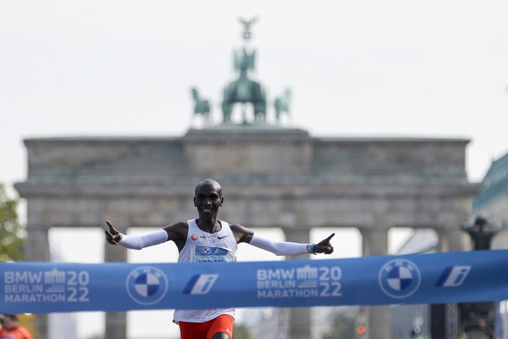 Kipchoge nihutas taas maratoni maailmarekordit unelmate piirile lähemale