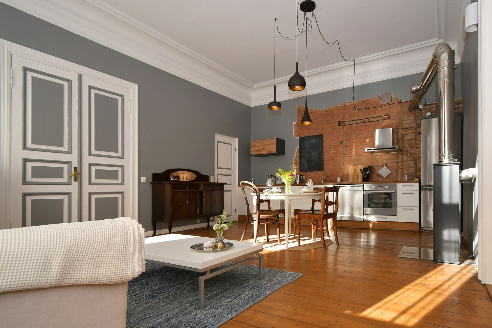 FOTOLUGU | Värske ja romantiline: Rakvere korteris on põimitud uus ja vana mööbel