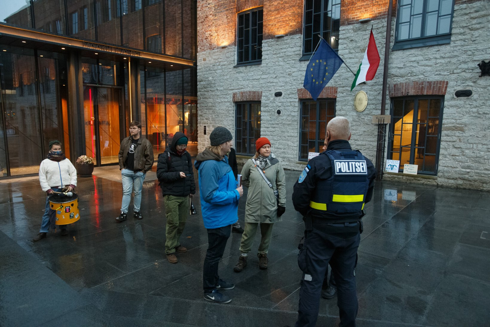 GALERII | Ungari saatkonna ees toimus Ungari valitsuse tegevust tauniv meeleavaldus