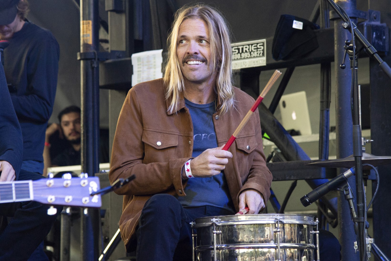VIDEO | Foo Fightersi trummari mälestuskontserdil madistas trummide taga tema teismeline poeg
