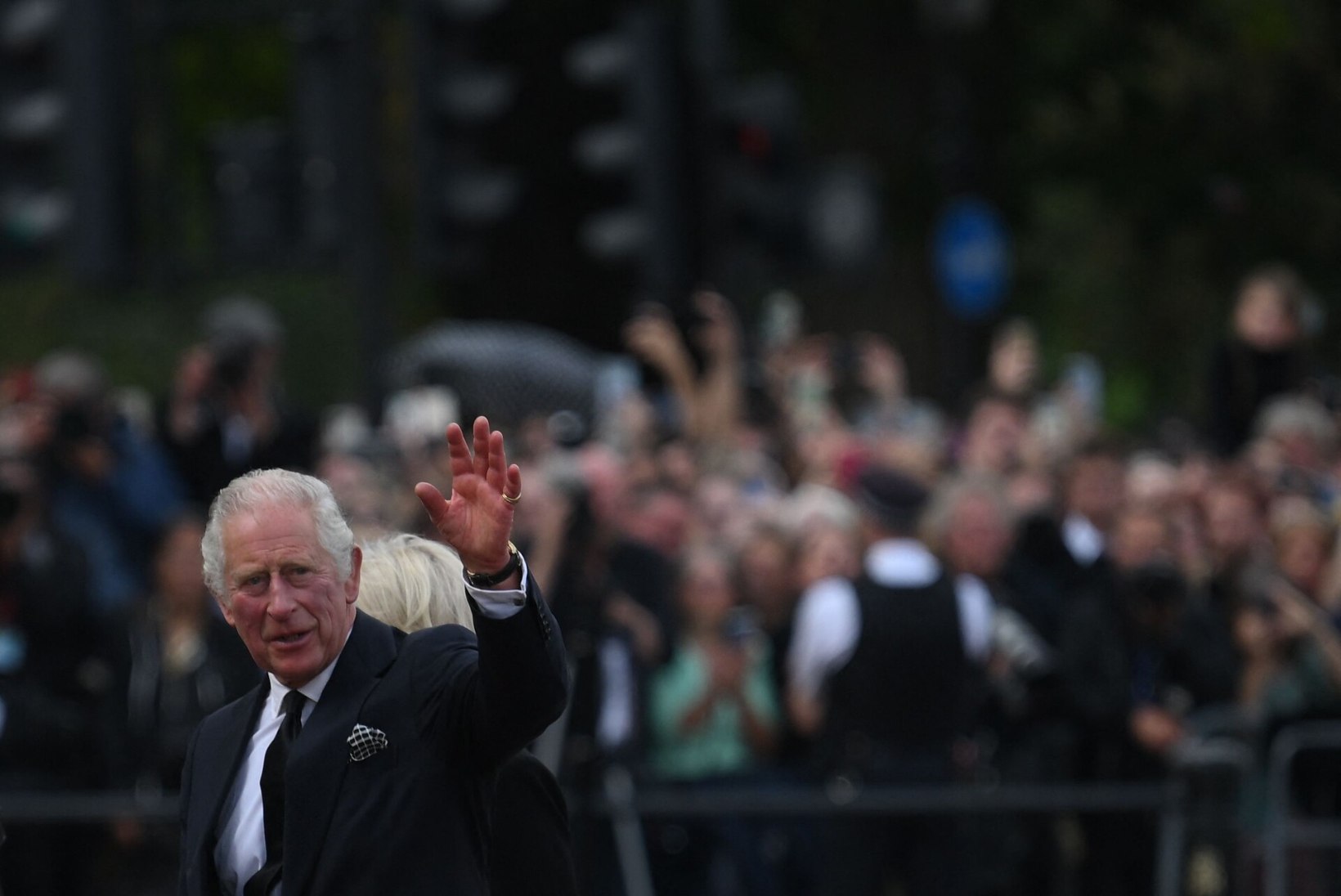 FOTOD | ESIMENE PILGUHEIT KUNINGALE: Charles III saabus Buckinghami paleesse ning kätles südamlikult rahvaga