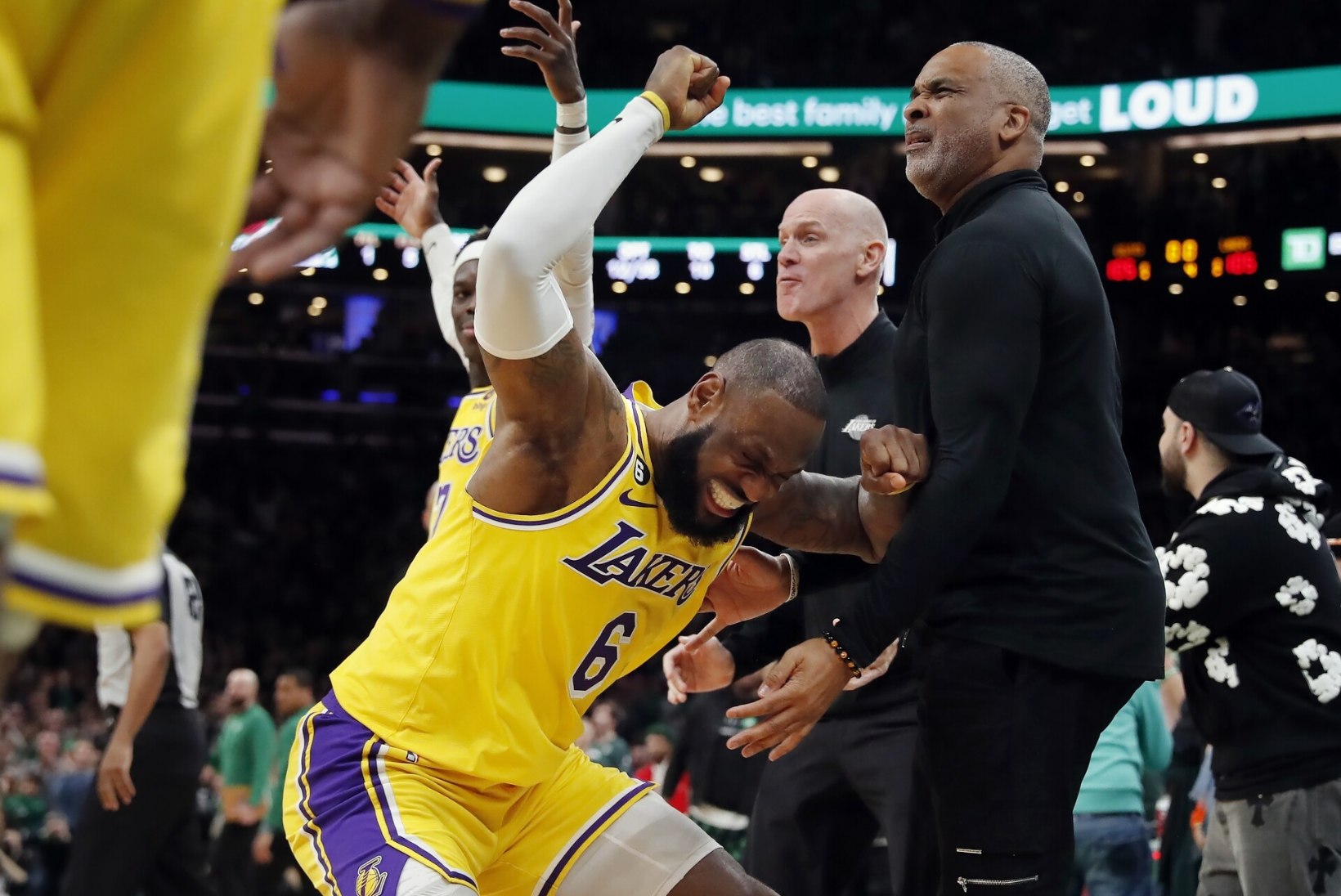 VIDEO | SKANDAAL! Kohtunikud tunnistasid, et LeBroni ja Lakersi kasuks jäeti otsustaval hetkel viga vilistamata