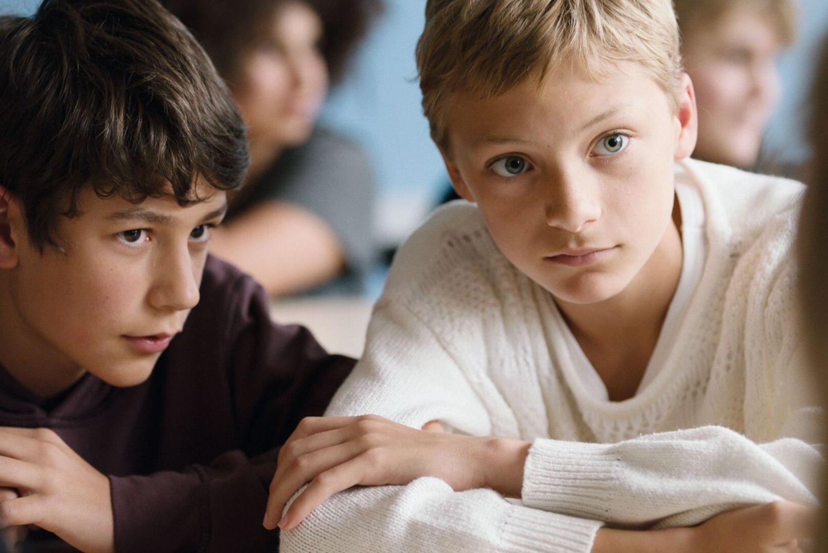 ARVUSTUS | Millal on poiste sõprus liiga lähedane? Draama „Lähestikku“ kritiseerib laste julmust ja aegunud soorolle