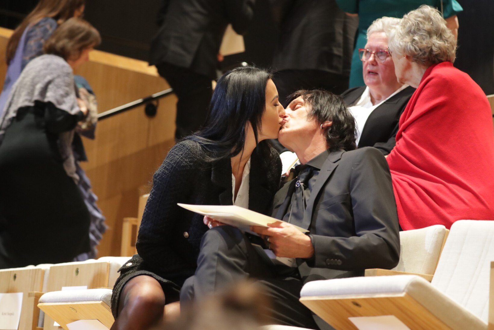 FOTO | Kuum suudlus! Hendrik Sal-Saller saabus teenetemärgi jagamisele koos noore kallimaga