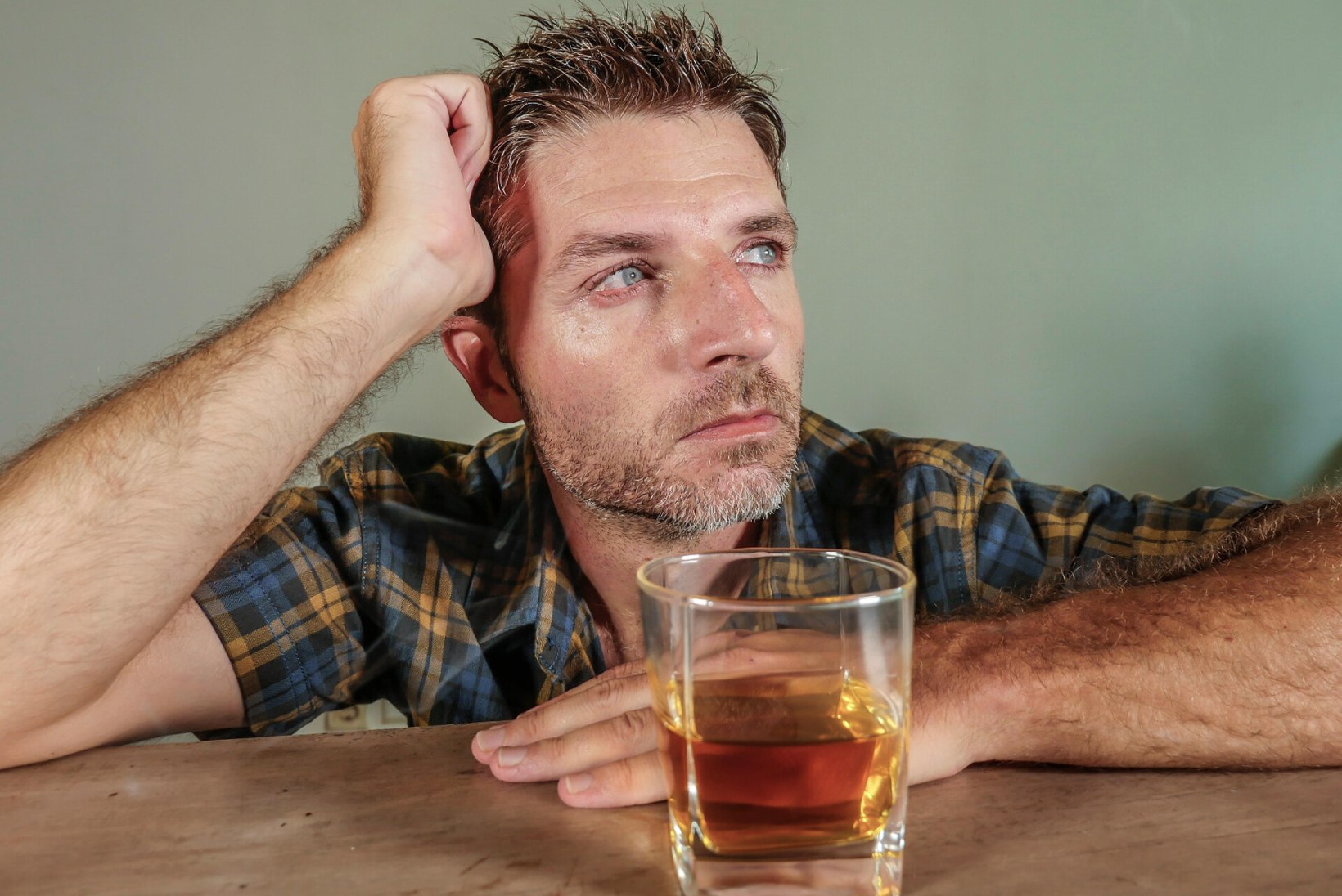 „Ma oleksin muidu juba surnud!“ Omapärane abiprogramm joodikutele: kroonilistele alkohoolikutele antakse regulaarselt õlut või veini