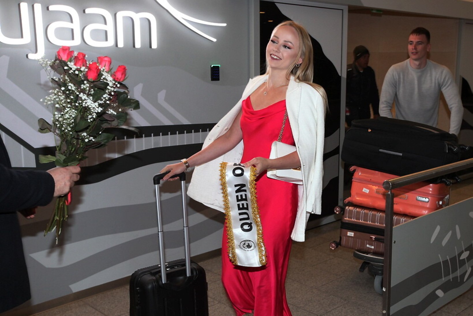  VIDEO JA GALERII | „Queen of Europe 2023“ tiitliga pärjatud eesti neiut tervitati lennujaamas maasikate ja kuumade kallistustega