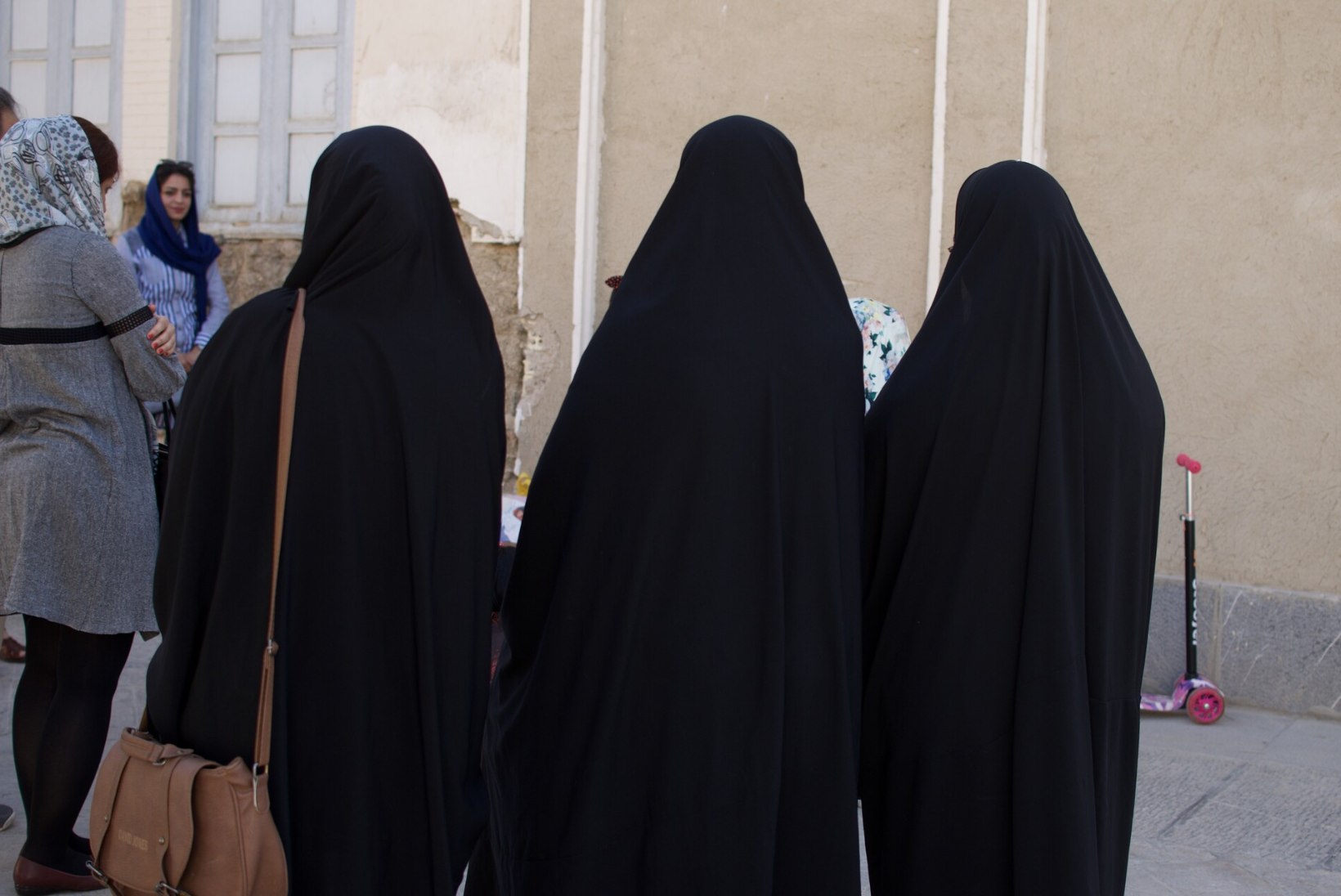 KATKEND RAAMATUST | Polügaamia Iraanis: „Minu abikaasa tahab küsida, kas sa oleksid nõus hakkama tema teiseks naiseks.“