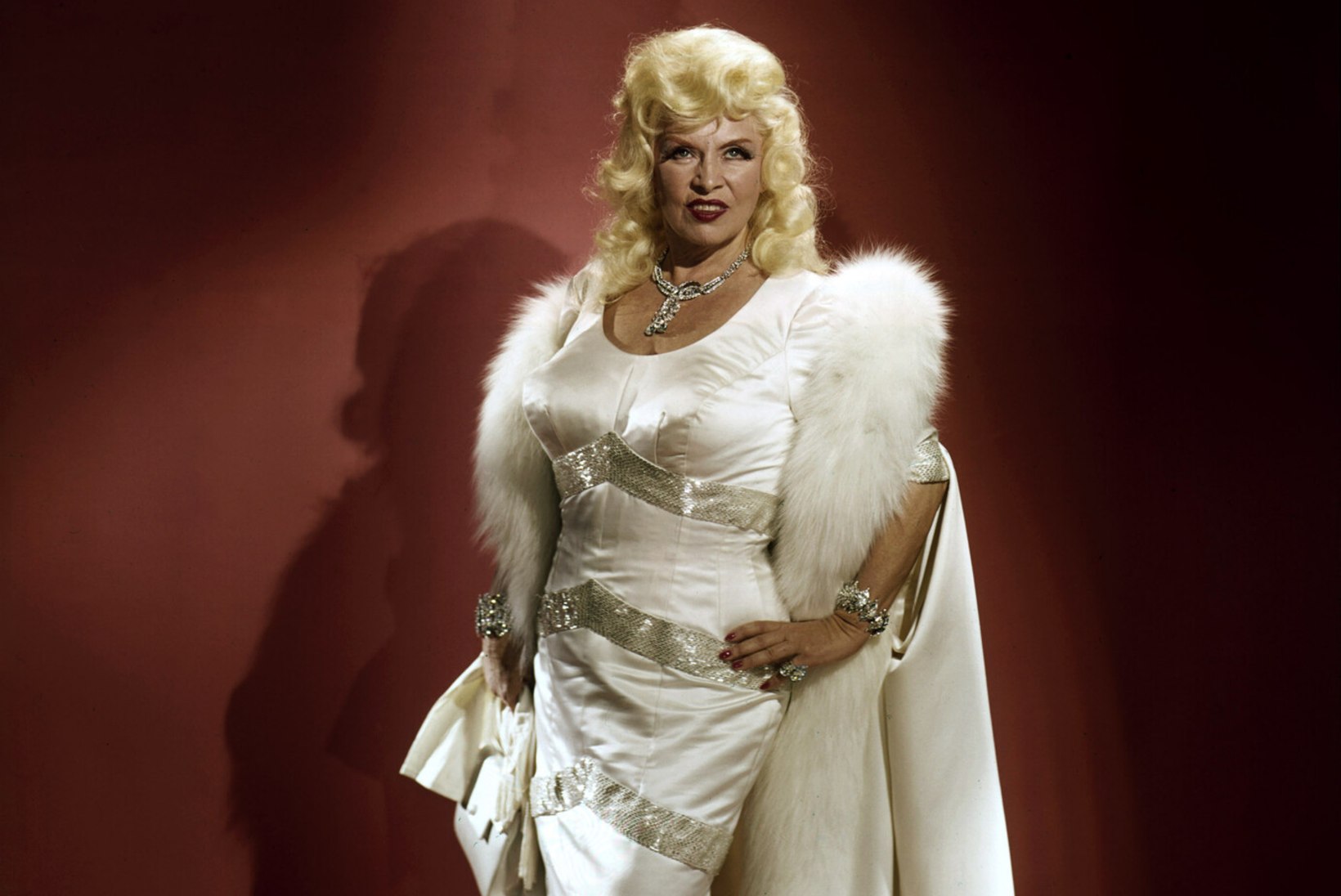 MILLINE SARM! Näitlejanna Mae West suutis hulluks ajada kõik Ameerika Ühendriikide mehed, kuid ka Briti sõjaväelased