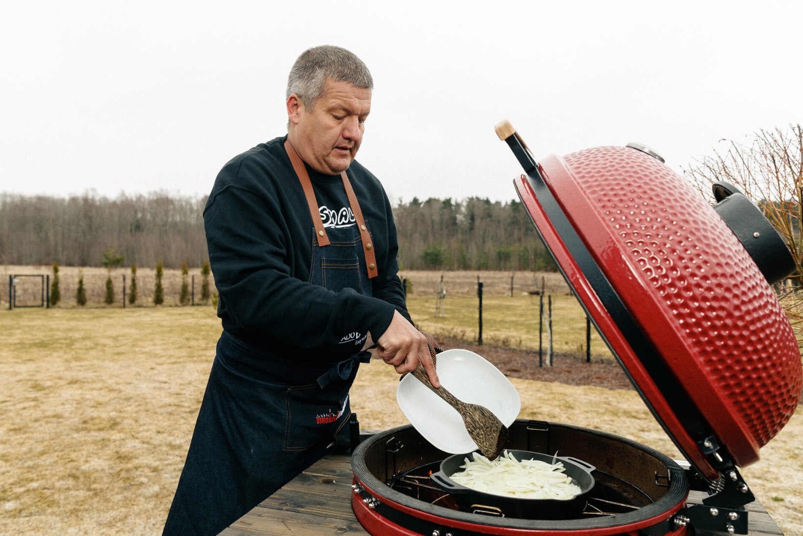VIDEO | TOIDUTARE GRILLIKOOL | Viiekordsed Eesti meistrid barbecue's Tarvo Kullama ja Urmas Tiigivee näitavad, kui lihtne on grillida maksa 