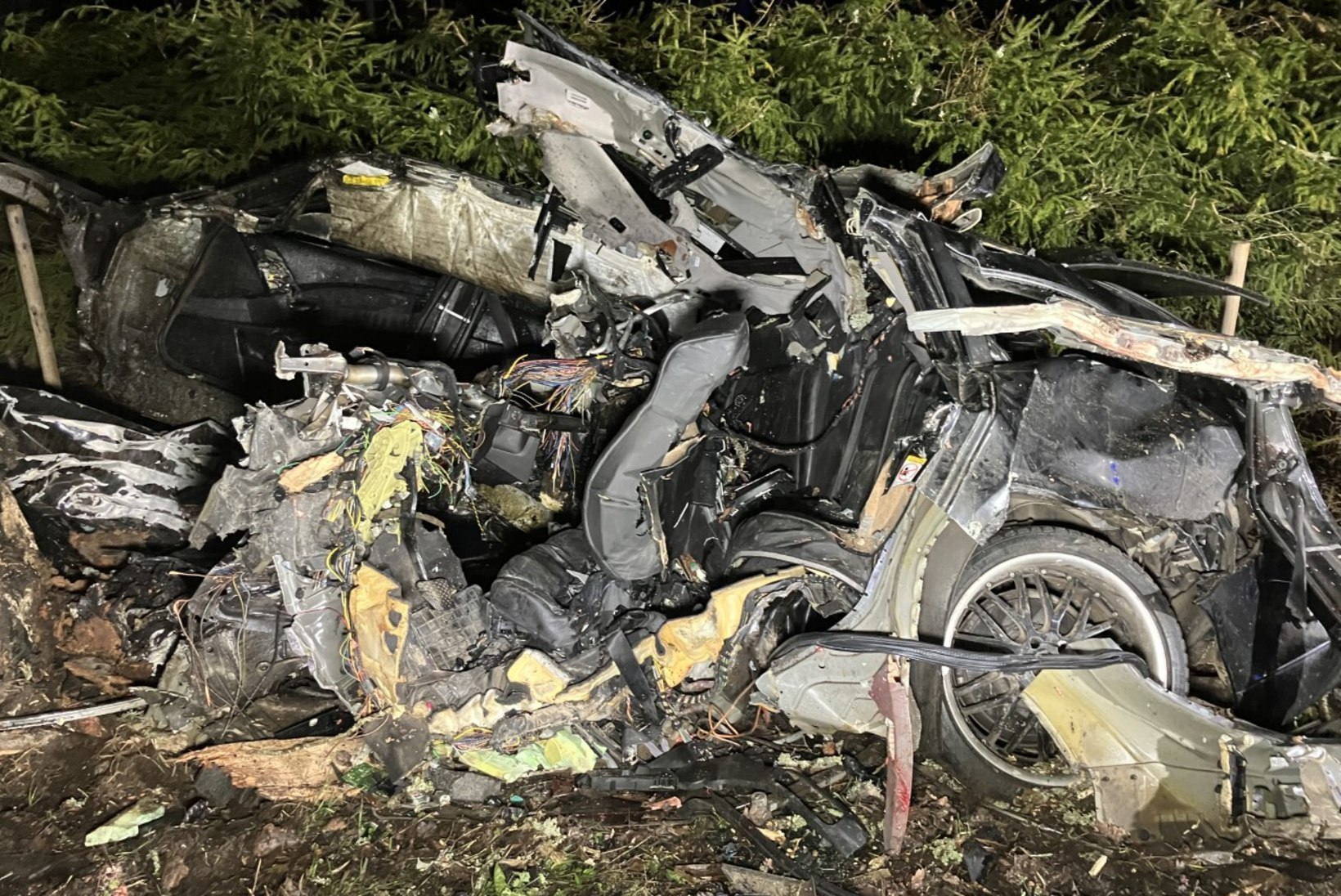 Ränk õnnetus: vastu puud kihutanud autos hukkus kaks noormeest 