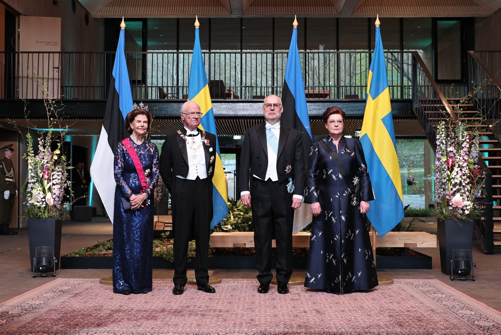 GALERII JA REPORTAAŽ | KUNINGLIK RIIGIÕHTUSÖÖK: Eesti rahvariided panid Carl Gustafit kandjale järele vaatama