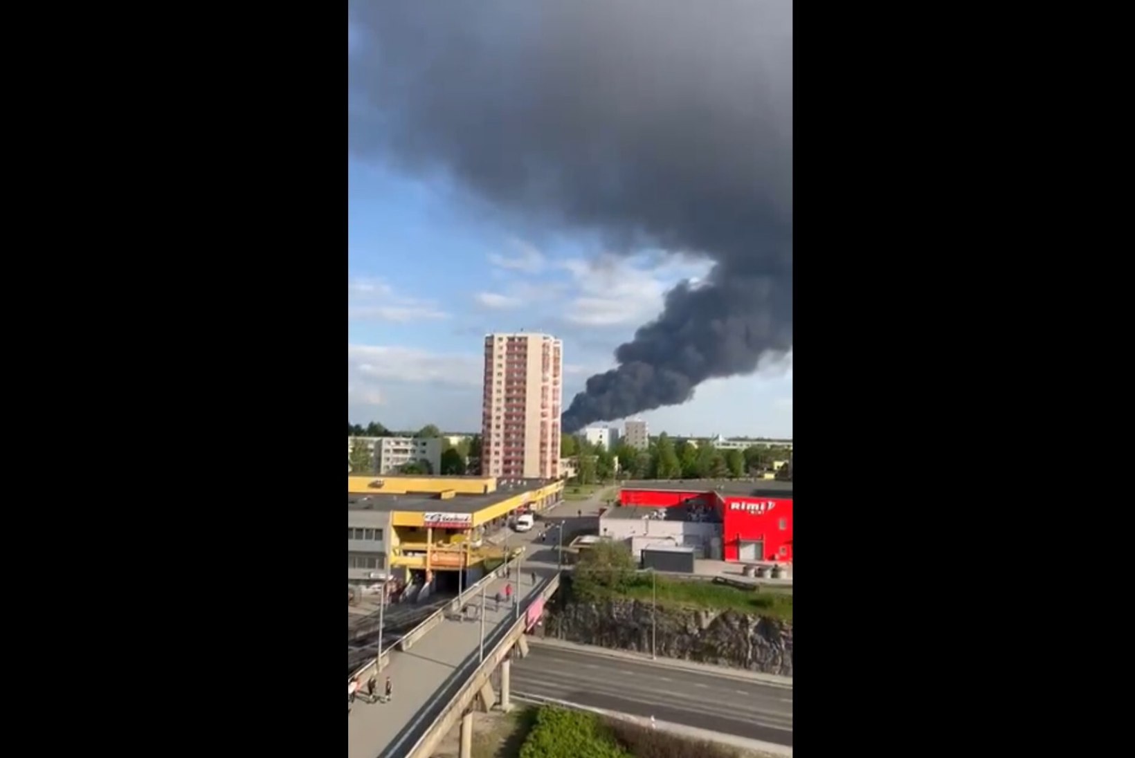 FOTOD JA VIDEOD | Suur-Sõjamäel põles ohtlike jäätmete kogumiskeskus. Keskkonnaamet alustas keskkonna saastamise tõttu kriminaalmenetlust