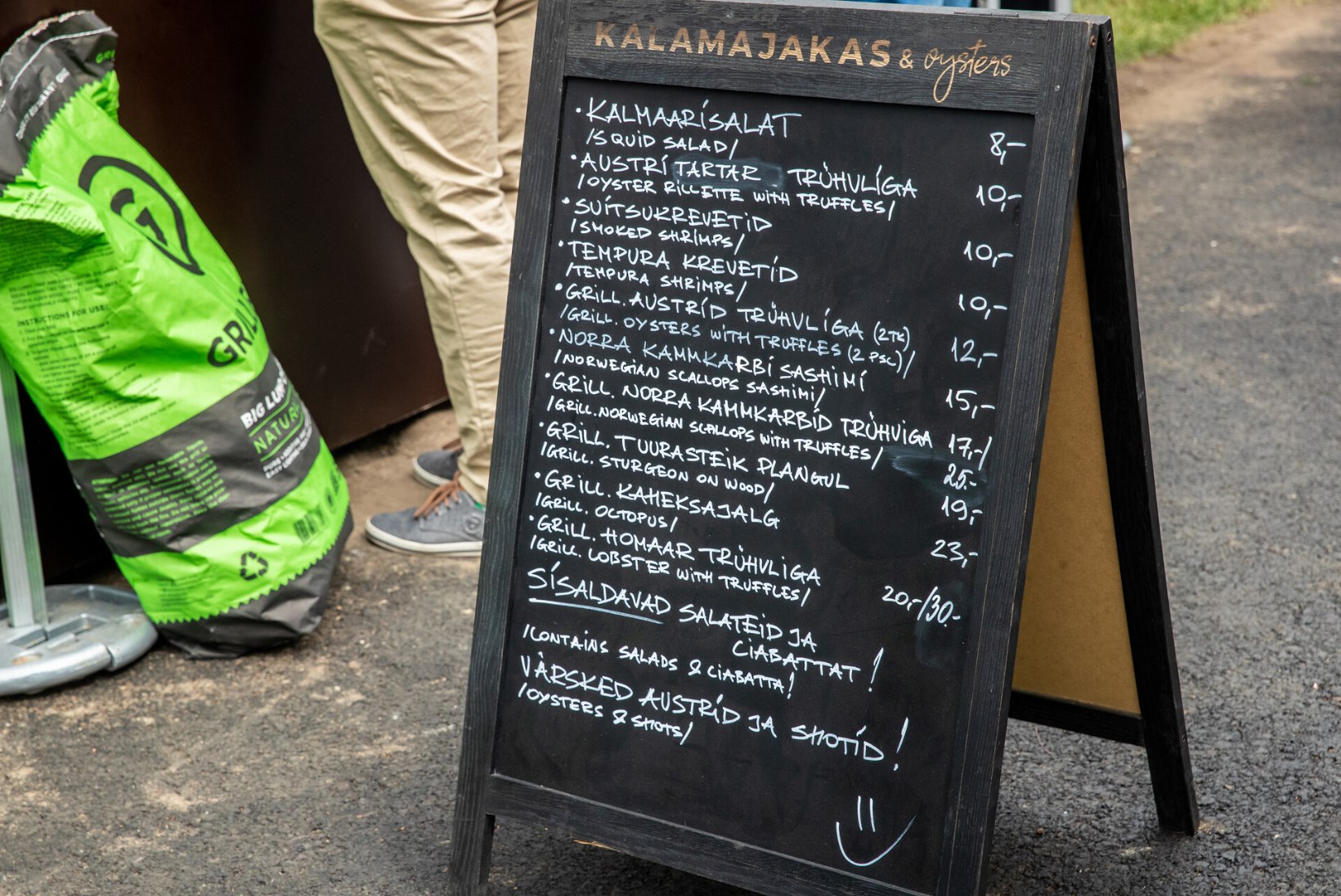 GALERII | Mis maksab saiapäts? Tallinna toidutänavalt saab nii burgerit kui grillitud kaheksajalga