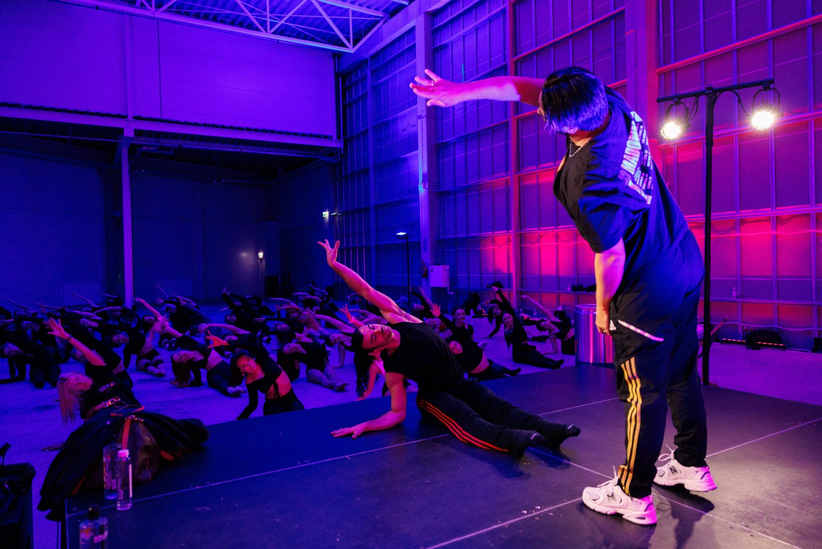 GALERII | KONTSAD JALGA! Prantsuse koreograaf Yanis Marshall paneb tantsijad proovile: üritusel osaleb inimesi üle Baltikumi