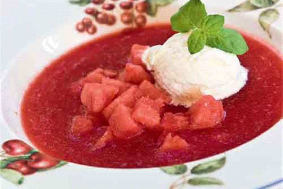 Maasika-arbuusisupp jäätise ja piparmündiga
