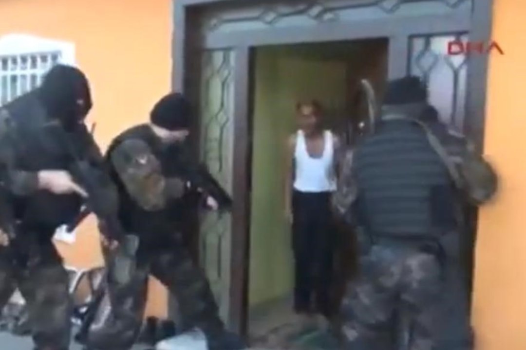 VIDEO: politseinikud jäid uksest sisse saamisel hätta