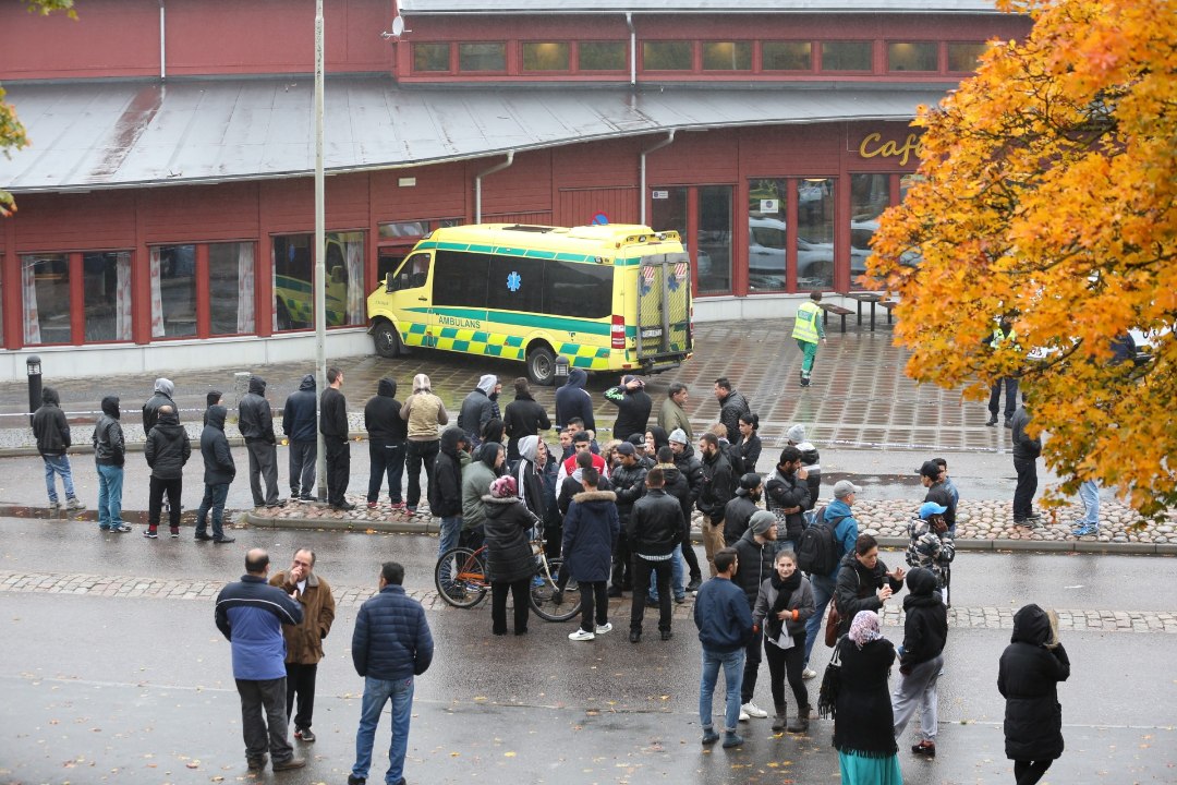 Rootsi põhikoolis tappis maski ja mõõgaga noormees õpetaja ja õpilase
