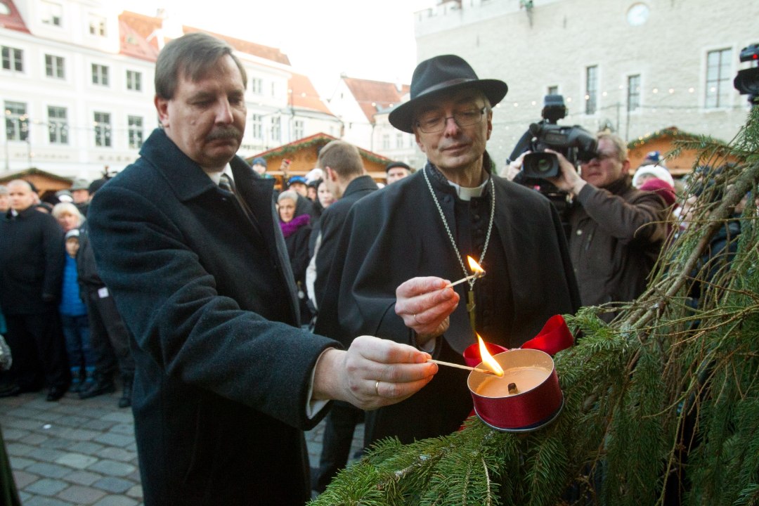 FOTOD | Tallinna Raekoja platsil süüdati esimene advendiküünal