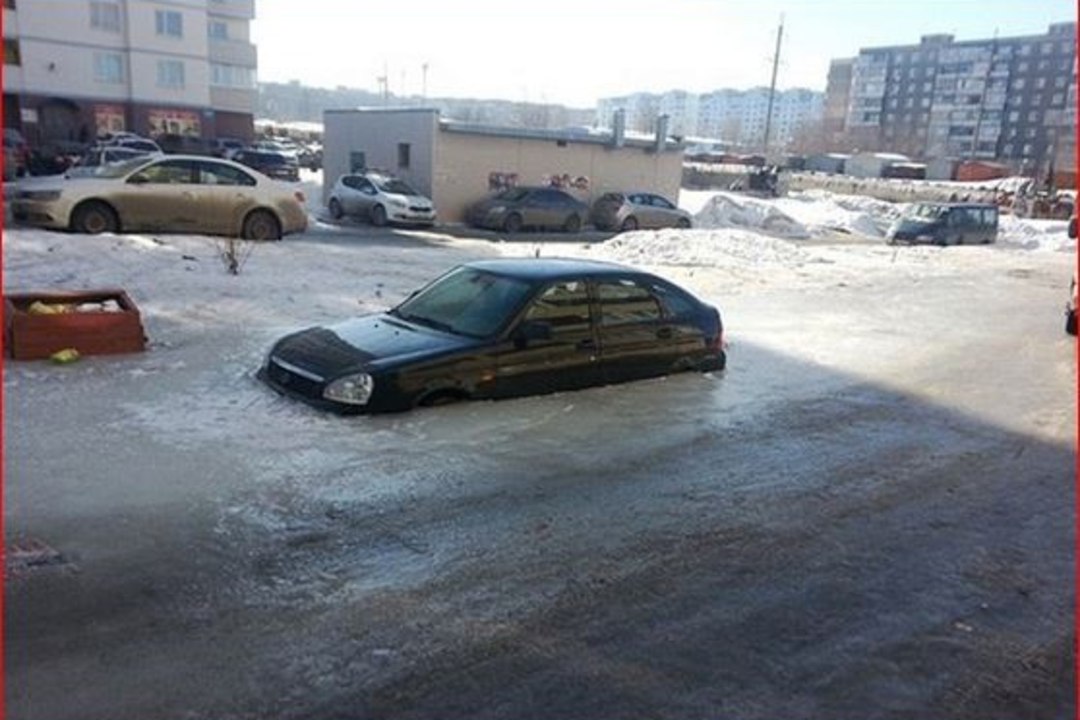 Venemaal külmus auto kraavi kinni