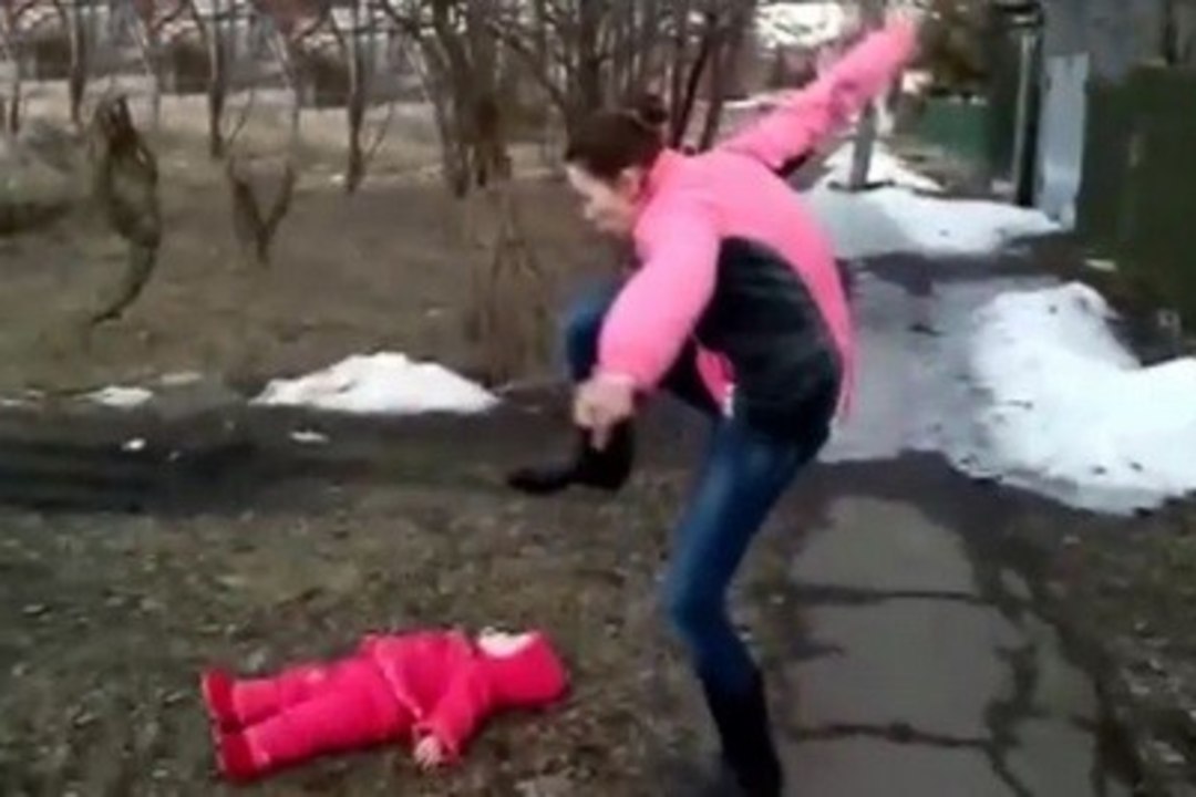 ŠOKEERIV VIDEO: ema ähvardas oma beebi ära tallata