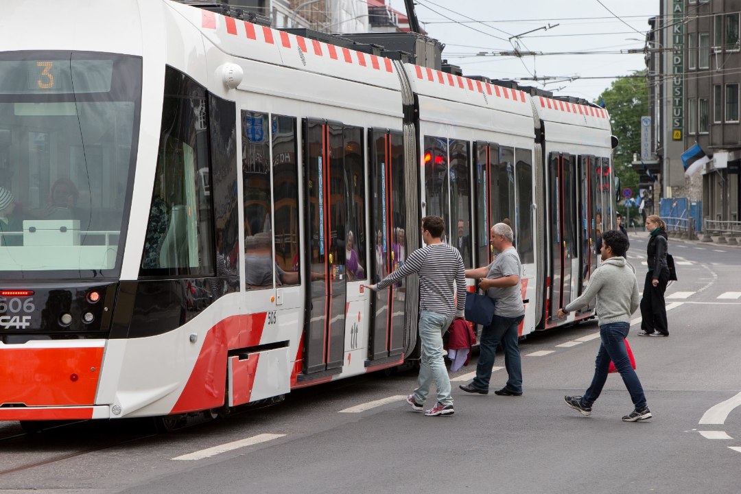 ÕHTULEHE VIDEO | Juulist seiskuv trammiliiklus valmistab inimestele ebamugavusi