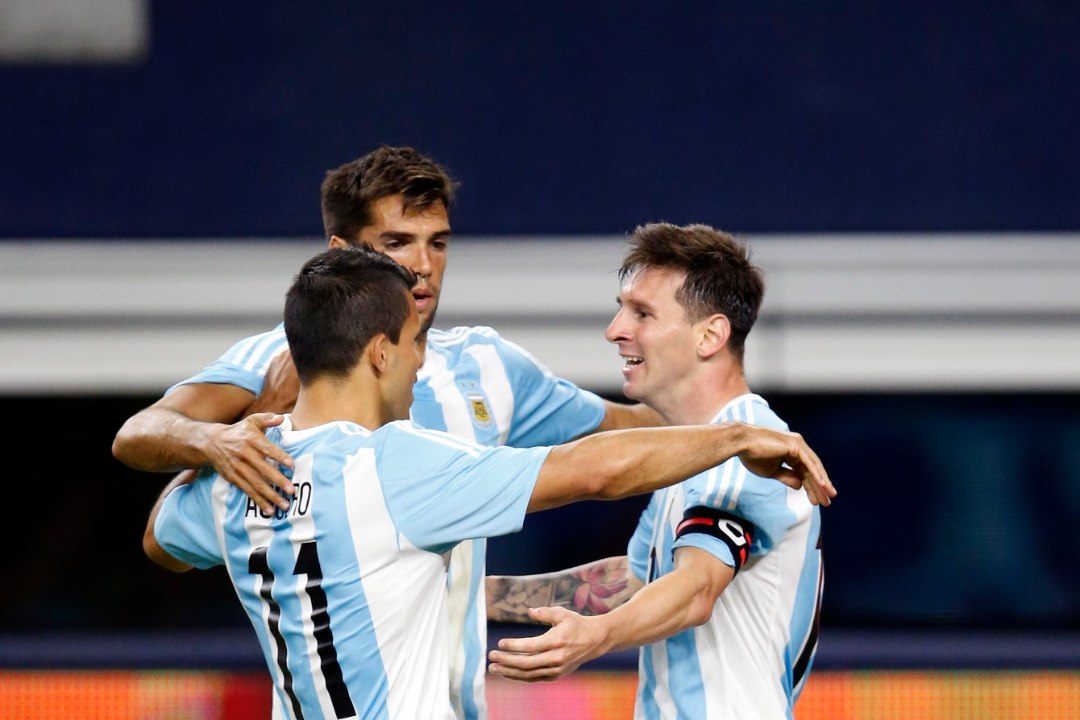 Argentiina oli 85. minutiks 0:2 taga, kuid Agüero ja Messi päästsid päeva