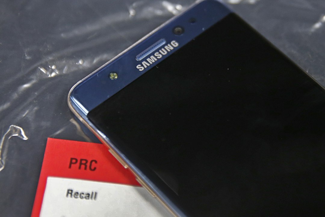 Põlema süttinud Samsungi telefoni tõttu evakueeriti lennukitäis rahvast