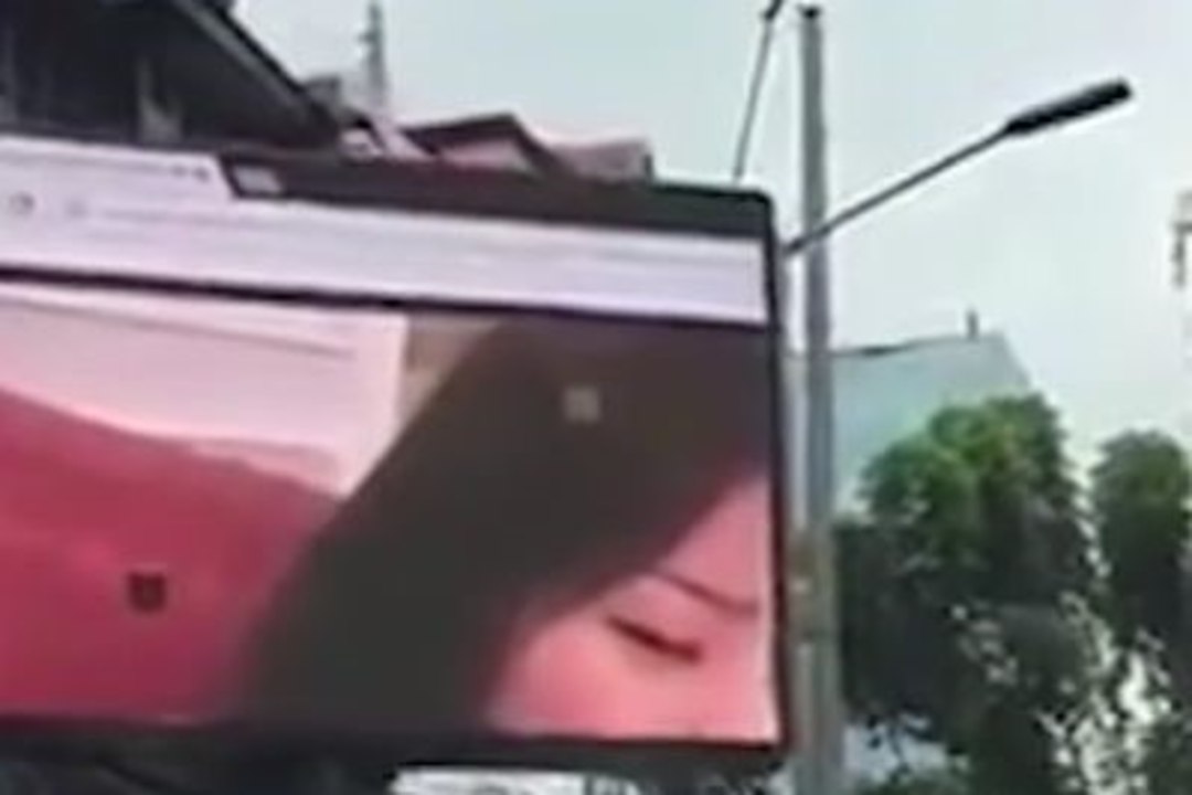VIDEO | Ummikus istumisest tülpinud häkker näitas kaaskannatajatele reklaamitabloolt pornot