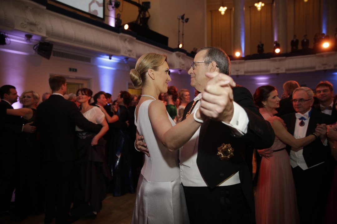FOTOD | Presidendipaar tantsis oma esimese presidendiballi valsi