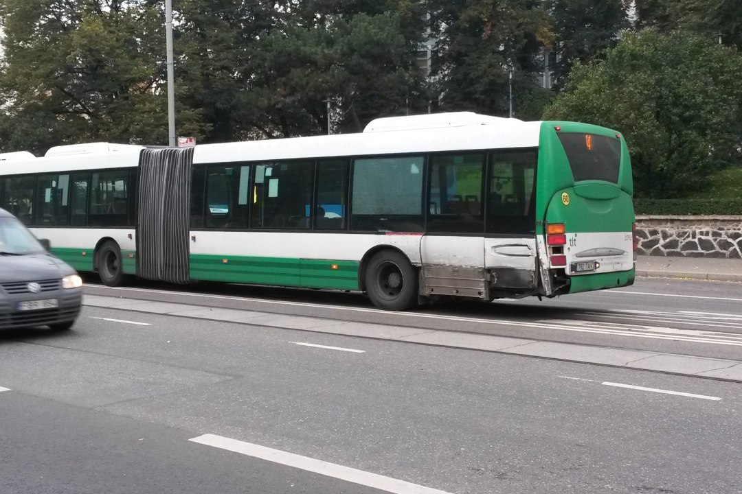FOTOD JA VIDEO | Viru peatuses sai buss trammilt löögi, liiklus on häiritud