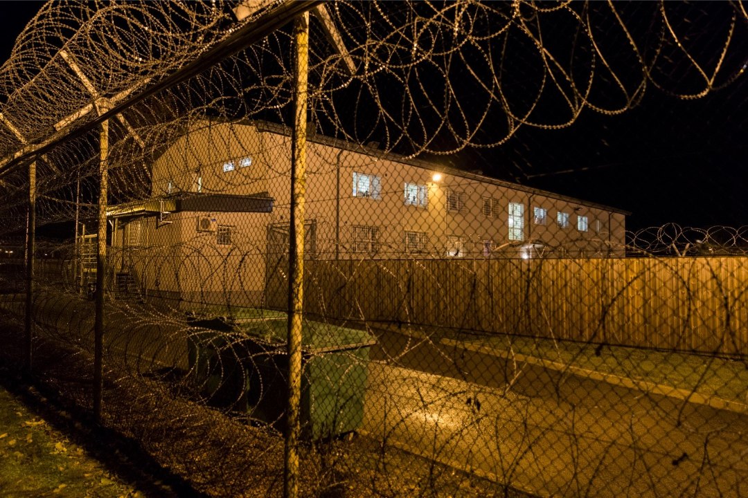 Varjupaigataotleja süütas Harku kinnipidamiskeskuses madratsid, politseinik sai põletushaavu