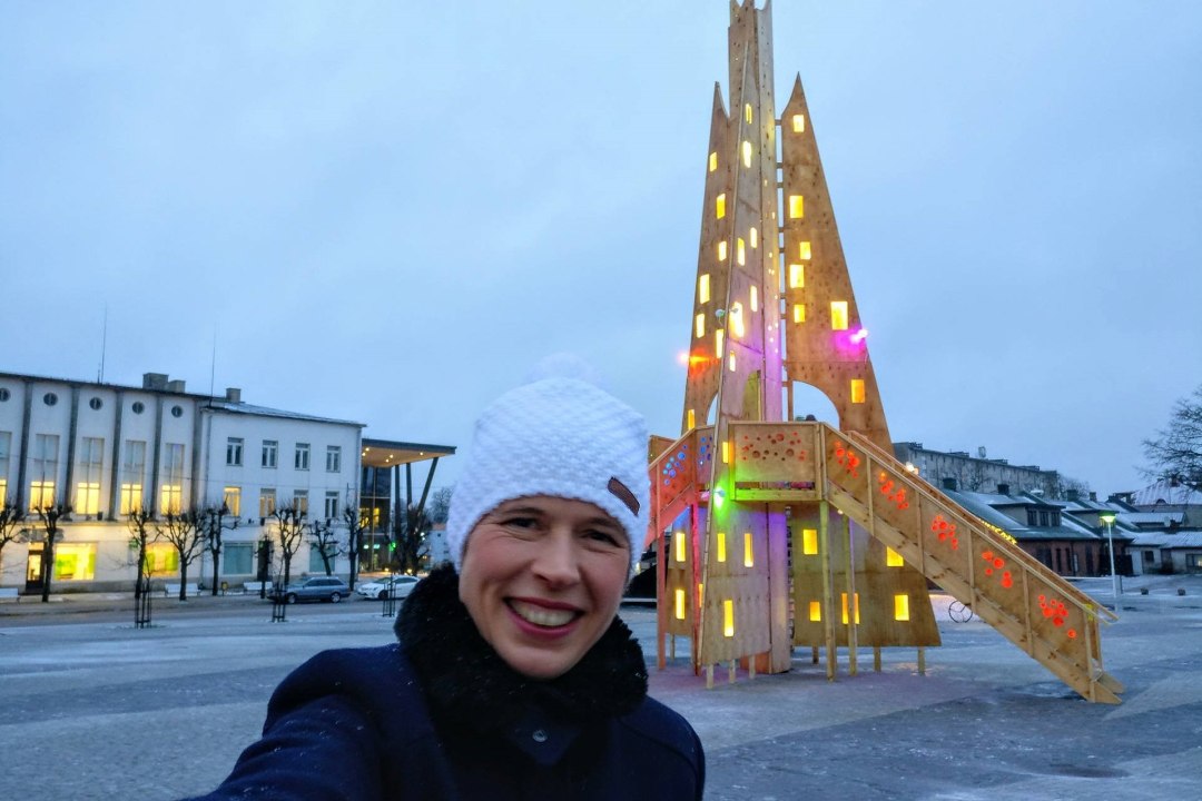 FOTOUUDIS | President Kaljulaid klõpsas Rakvere erilise jõulupuuga selfi