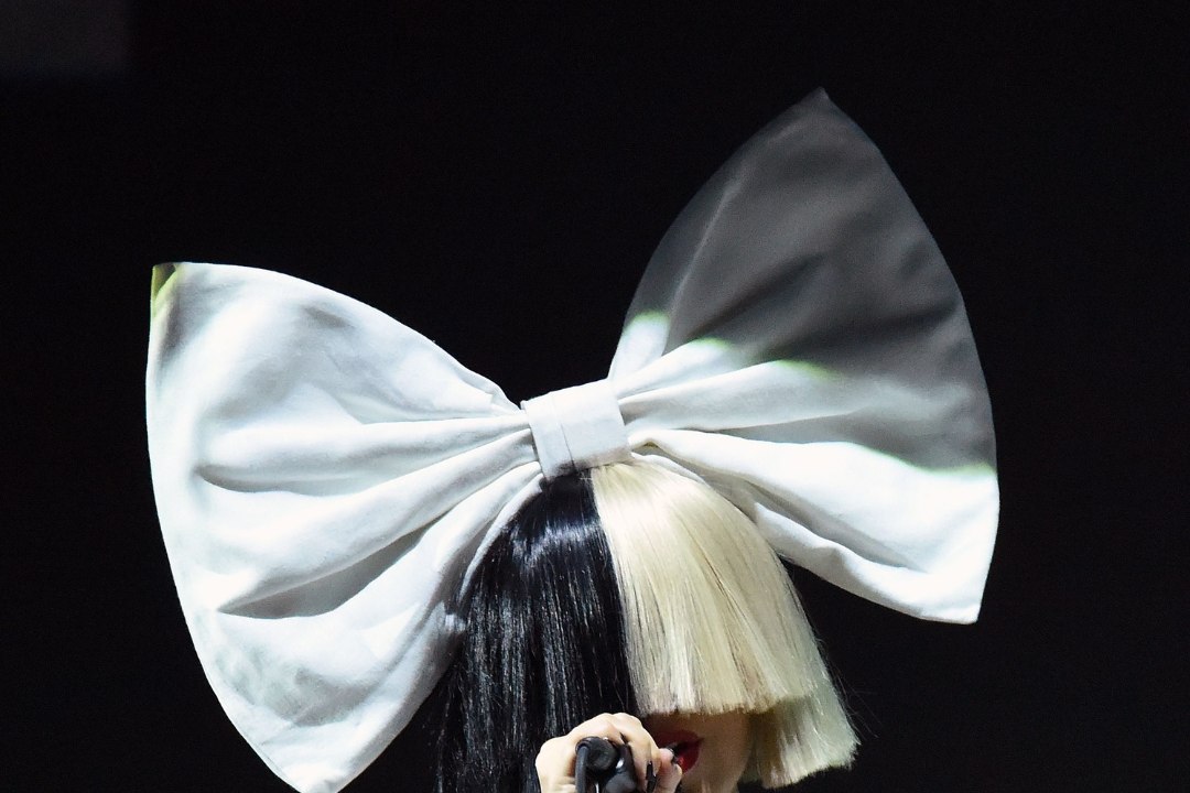 AUS ÜLESTUNNISTUS: Sia jäi kõhulahtisuse tõttu kontserdile hiljaks