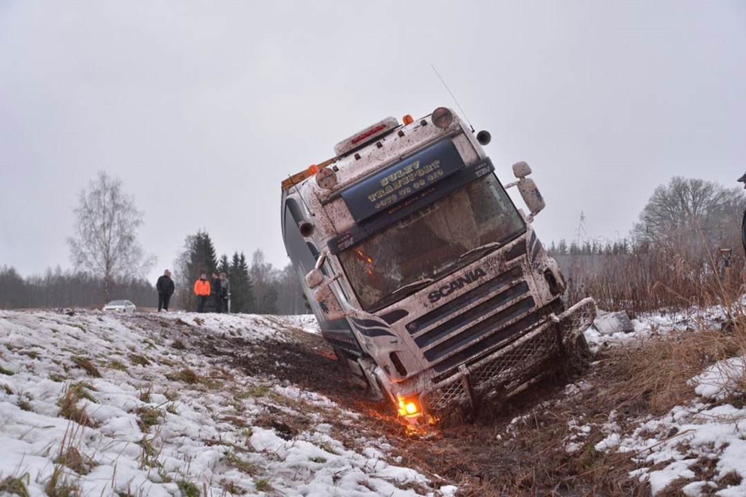 FOTOD | Viljandimaal sõitis veok teelt välja, sest juhil oli terviserike