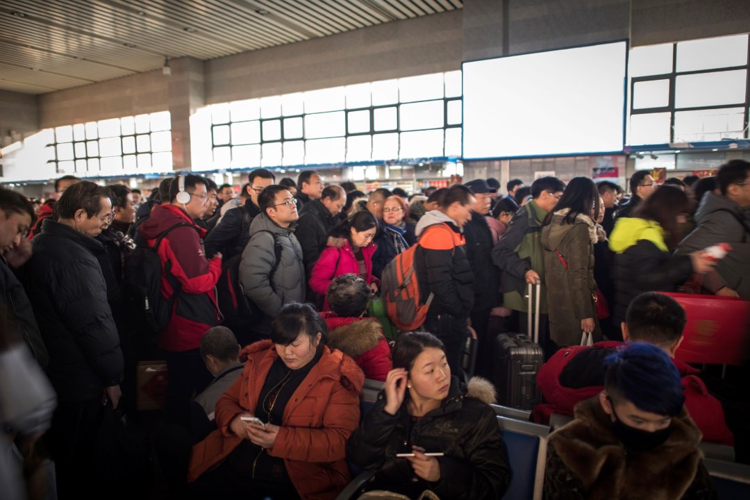 Hiina kontoritöötaja argipäev: 6 tundi ühistranspordis
