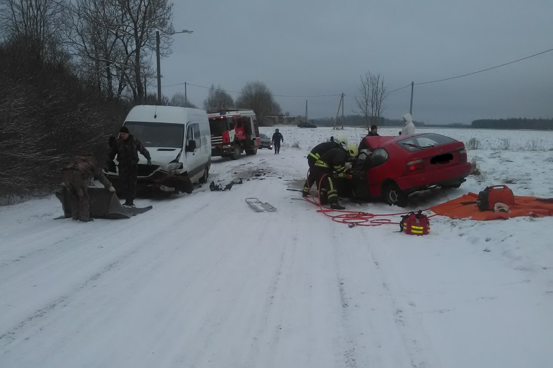 FOTO | Põltsamaal lõigati viga saanud juht avarii teinud autost välja