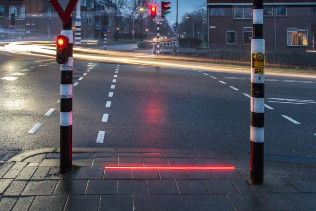 Hollandi linn paigaldas nutisõltlaste tarbeks valgusfoorid sillutisse