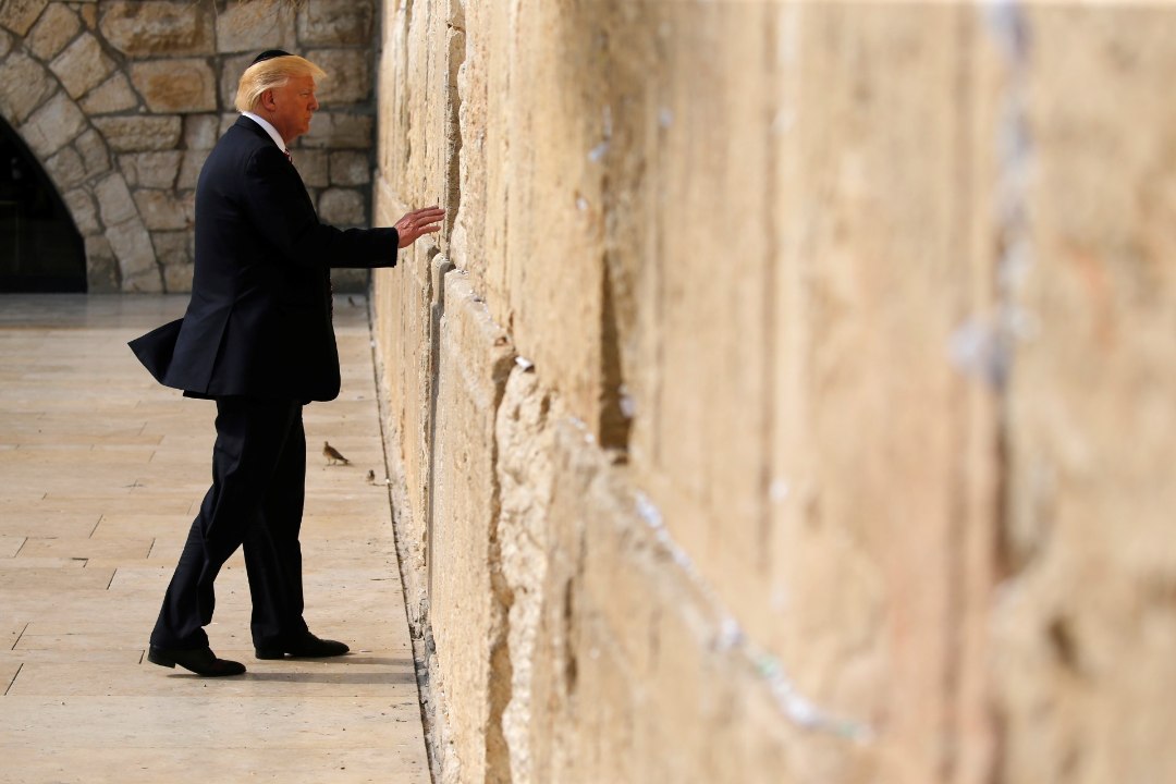AJALOOLINE SÜNDMUS: Trump külastas Nutumüüri