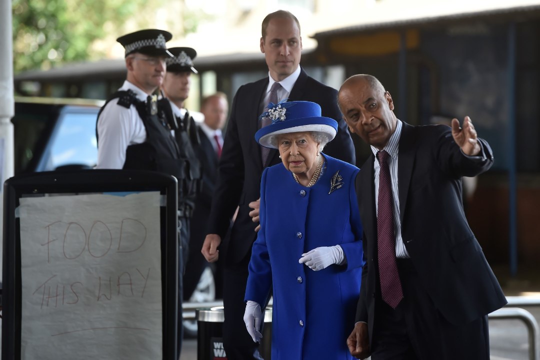 FOTOD | Kuninganna Elizabeth II ja prints William külastasid põlenguohvreid