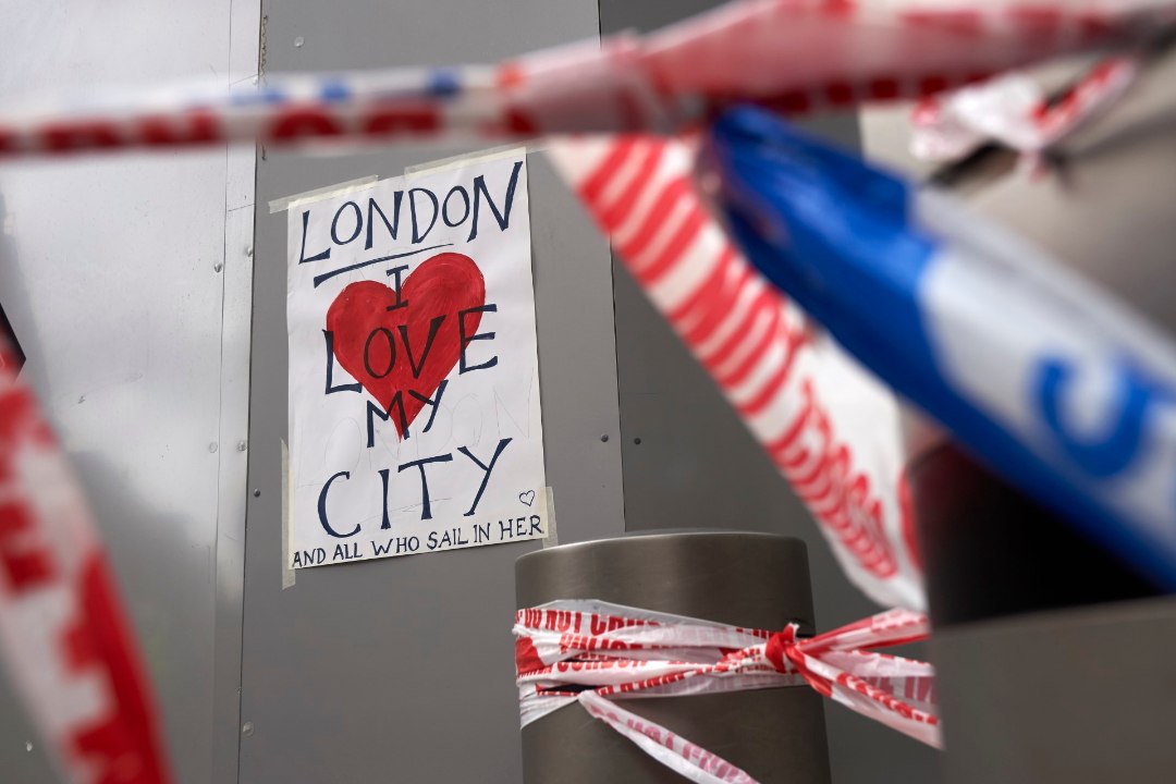 KANGELANE: rumeenlasest pagar virutas London Bridge'i terroristile kastiga pähe