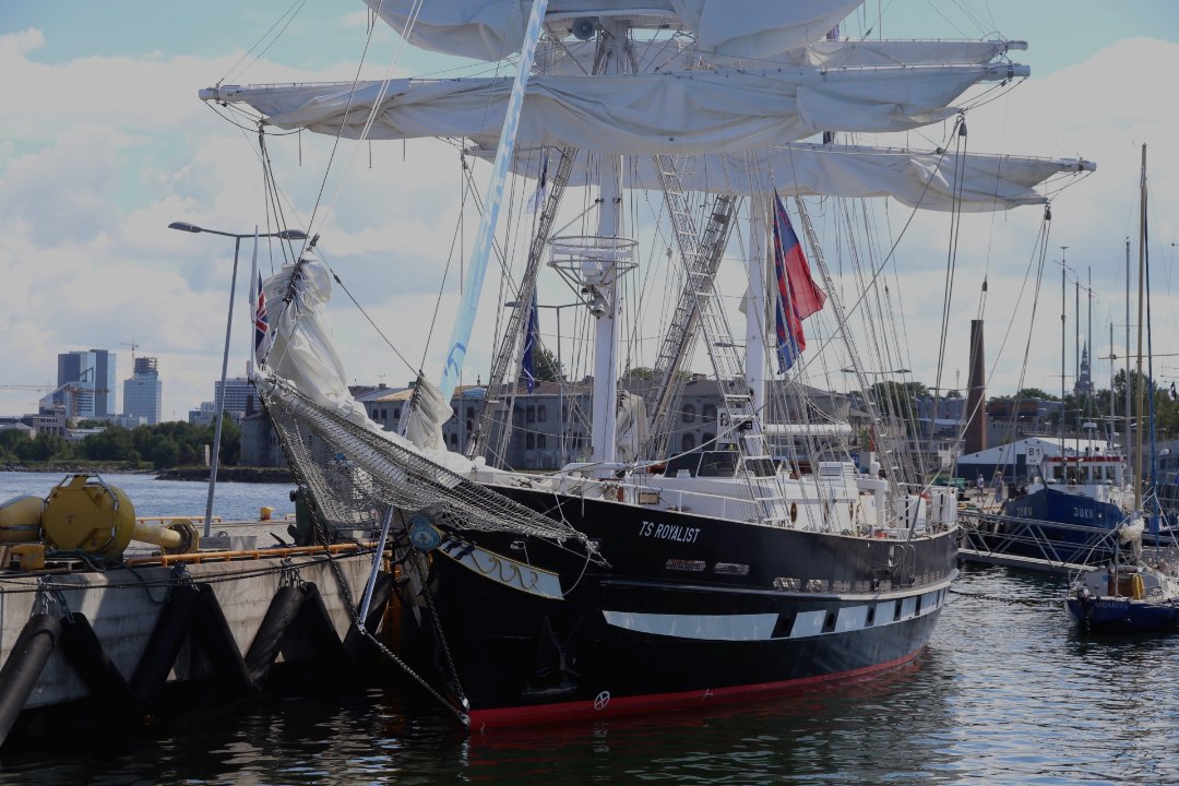 ÜLLATUS: tuulevaikus tõi Tallinna kauneid purjelaevu täis