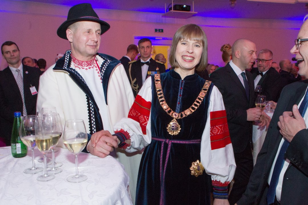 Särava president Kaljulaidi kõrval on ta abikaasa hoopis varju jäänud ja rahva silmist kadunud
