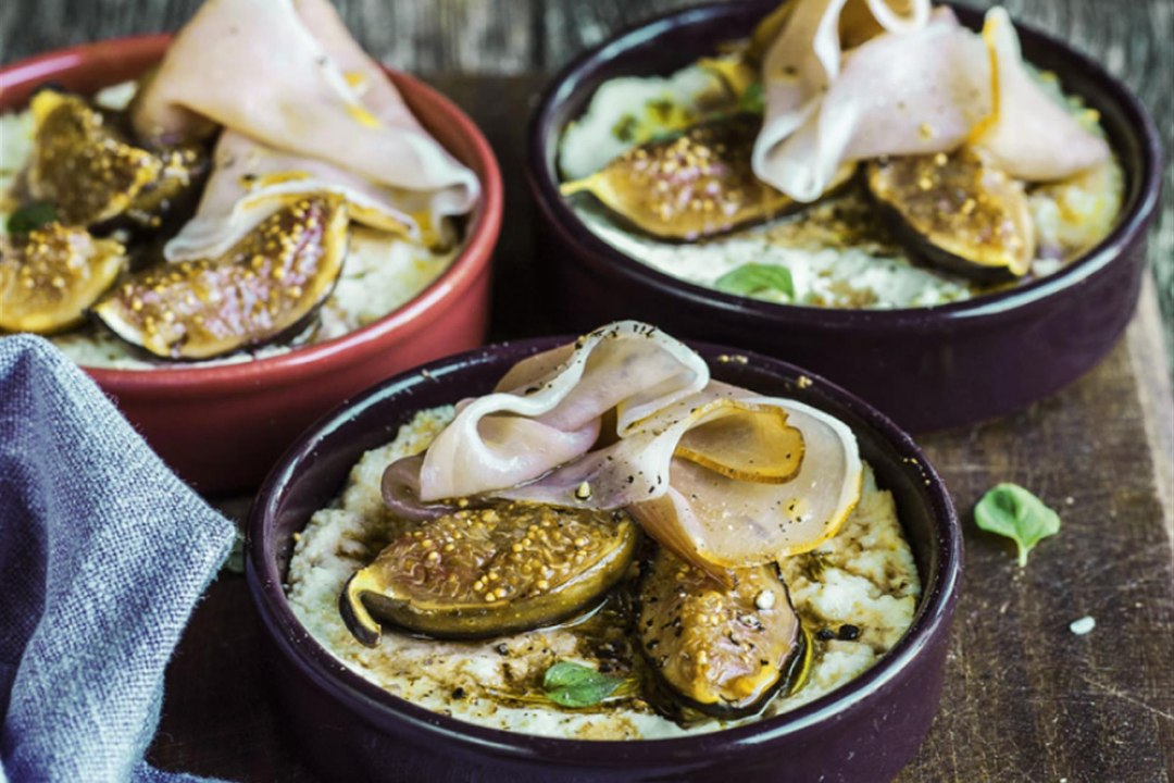 Küpsetatud ricotta viigimarjade, ürtide ja prosciutto’ga