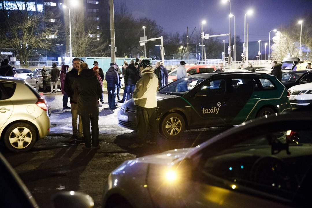 VIDEO | Pole nõus! Taxify juhid protestisid uue hinnasüsteemi vastu, mis tühjendab nende taskuid 