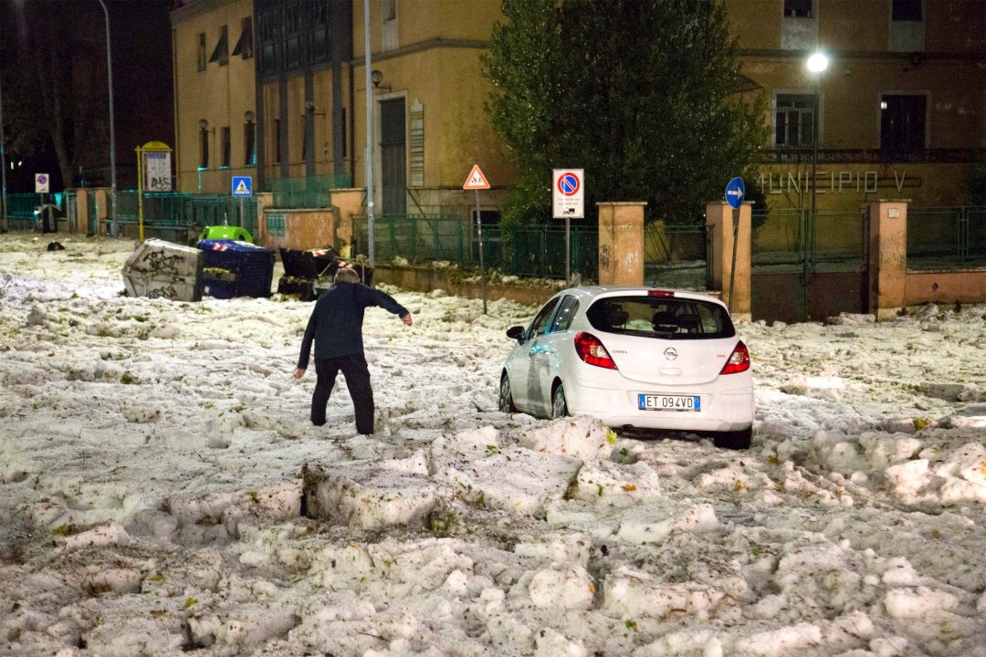 VIDEOD JA FOTOD | Rahetorm mattis Rooma tänavad jääsupi alla