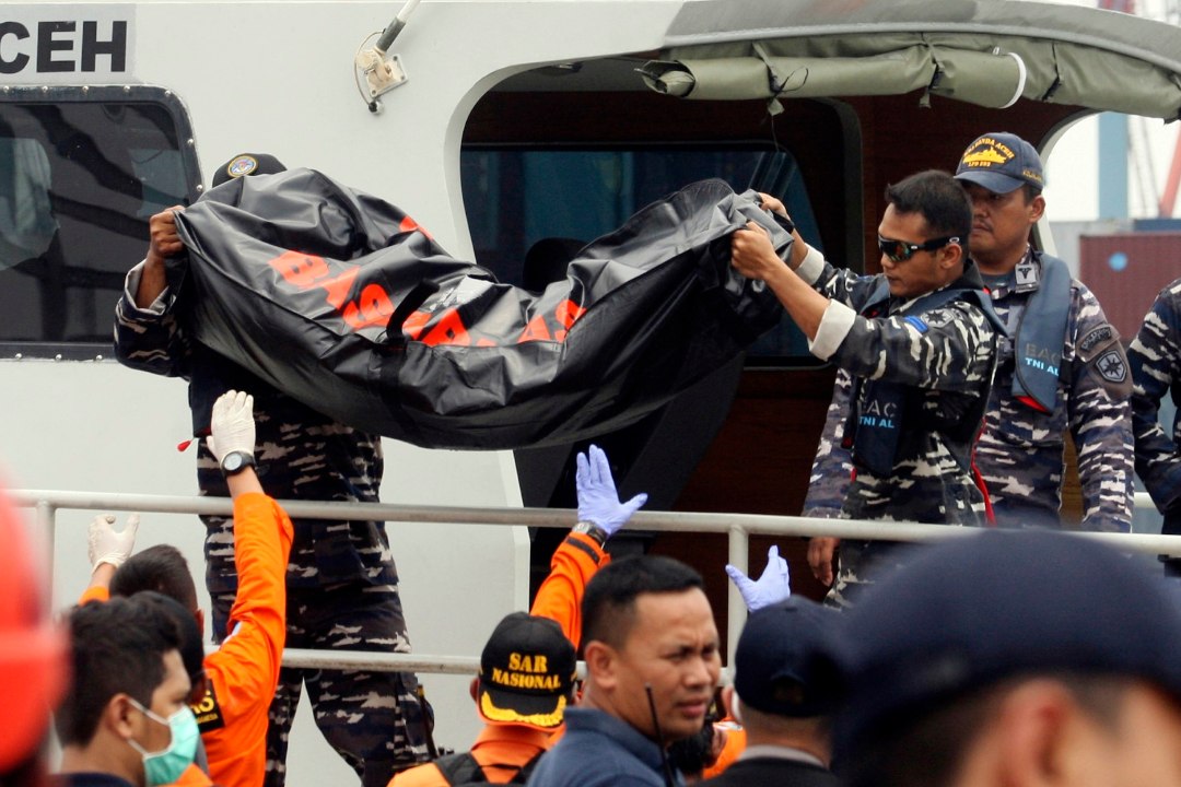 Indoneesia lennukatastroof: tuvastamisele on saadetud kümme surnukeha