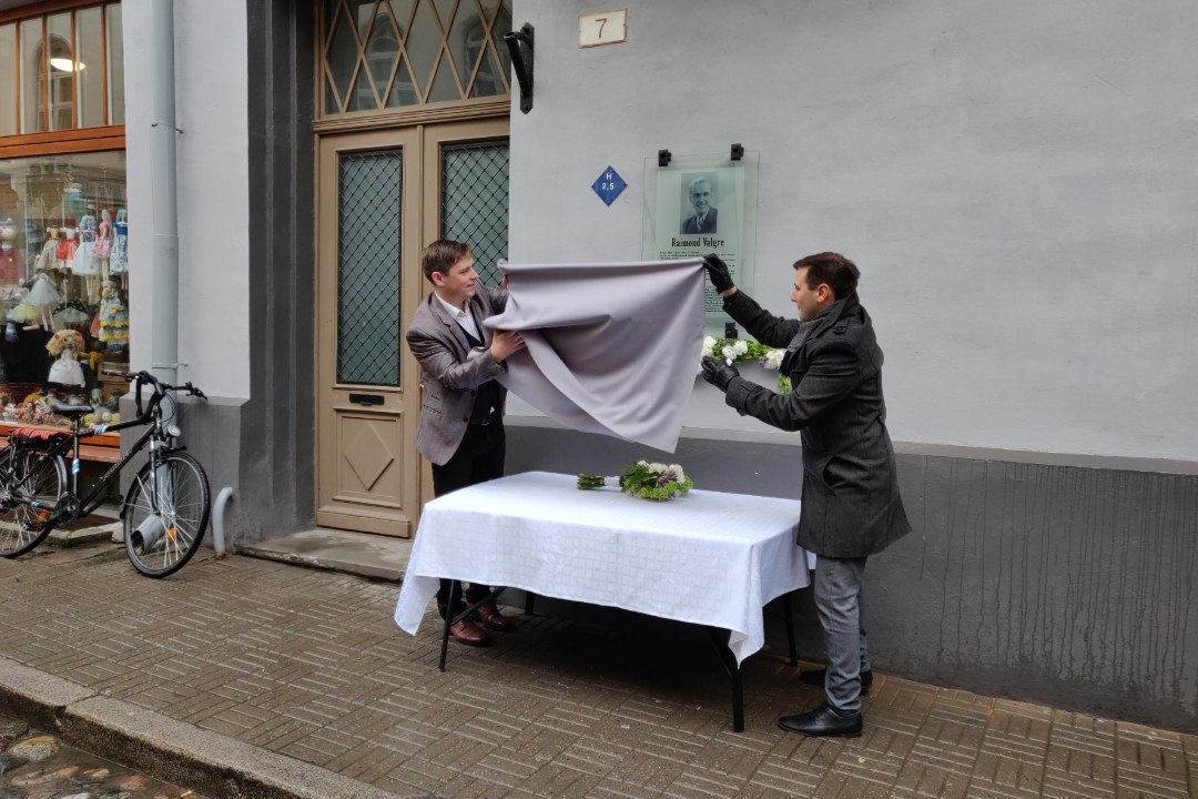FOTOD | Tallinna vanalinnas avati Raimond Valgre mälestustahvel