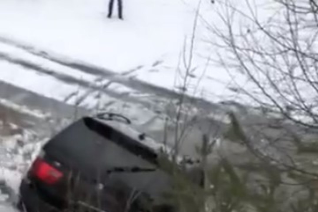 BMW maastur vajus Viljandimaal läbi jää