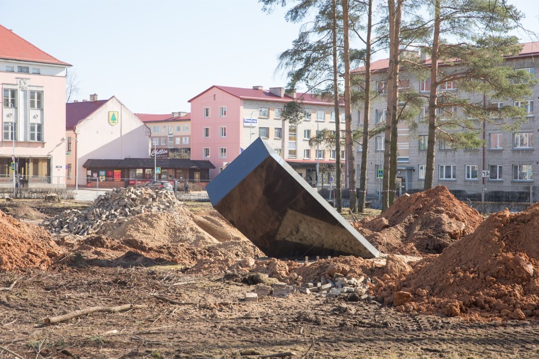 GALERII | Võrus asuv Estonia mälestusmärk vahetab asukohta