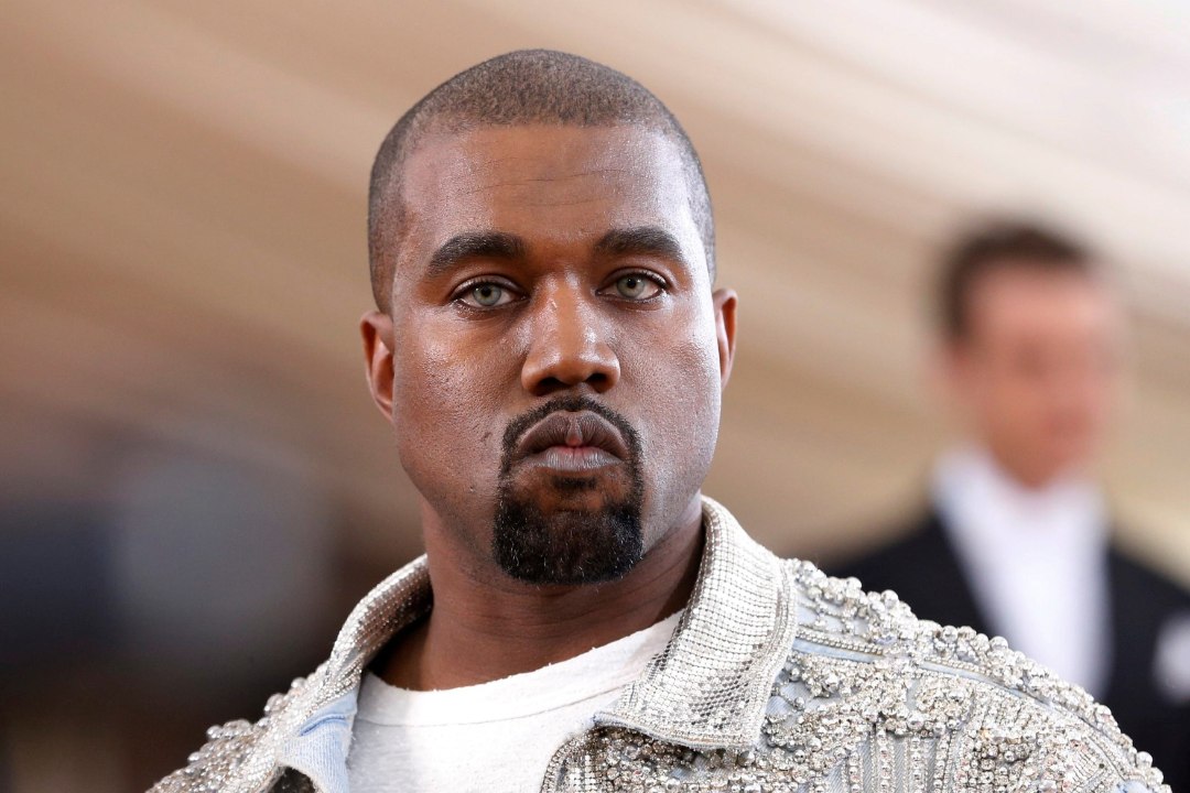Lähedased mures: Kanye vallandab alluvaid ja säutsub veidrusi